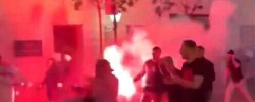 HAOS U BUDIMPEŠTI PRED FINALE LIGE ŠAMPIONA! Sevale baklje i pesnice, navijači PSŽ-a i Arsenala napravili opšti metež na ulicama! (VIDEO)