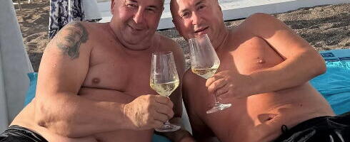 ĐANI SE SKINUO DO POJASA I NAZDRAVLJA VINOM: Cela plaža gledala u njega, a tek kakvu je feštu napravio u restoranu (FOTO)