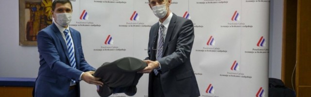 Akcija Agencije za bezbednost saobraćaja počela u porodilištu Narodnog fronta: Auto-sedište detetu glavu čuva!