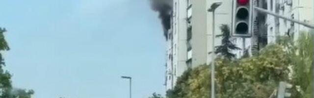 POŽAR NA NOVOM BEOGRADU! Gori stan u višespratnici u Gandijevoj!  Vatrogasci su na terenu
