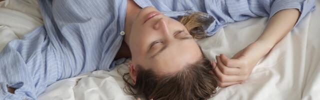 Šta se zaista dešava kada odete na spavanje sa mokrom kosom