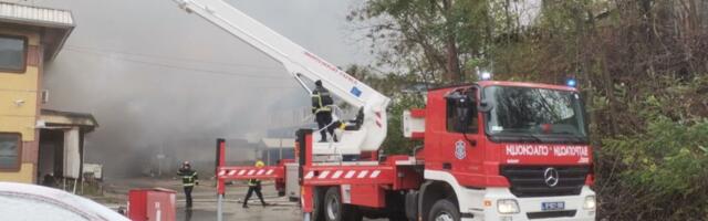 Prve fotografije drame u Nišu: Gust dim evo i gde je planulo