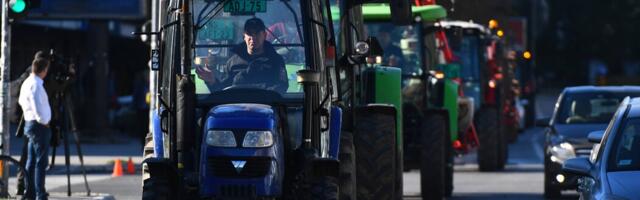 Poljoprivrednici iz Rače traktorima tri sata blokirali put Rača-Topola