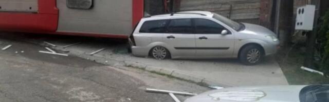 Prevrnuo se autobus, vozač zadobio lakše povrede (video)