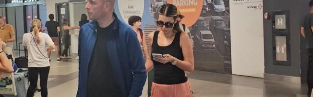 ANASTASIJA RAŽNATOVIĆ STIGLA U SRBIJU: Bez trunke šminke se krije iza tamnih naočara, a jedno su svi primetili (VIDEO)