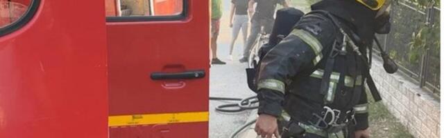 IZGORELA GARAŽA! Buktinja oštetila šest vozila, povređena i dva VATROGASCA!