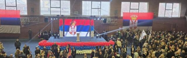 U TOKU MITING SRPSKE LISTE: Hala sportova u Kosovskoj Mitrovici u bojama srpske trobojke (FOTO, VIDEO)