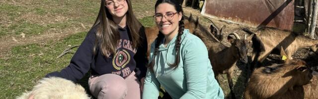 Svakoj je kumovala, a decu im ljulja pred spavanje: Jovana je devojka za primer