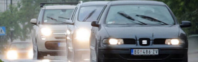 Влажни коловози и снег на неким деоницама