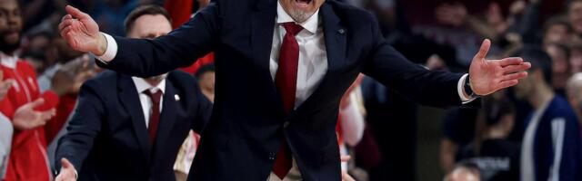 OBRADOVIĆ POBESNEO U PIONIRU! Trener Crvene zvezde iznerviran i ljut kao ris - u prvom minutu  utakmice...(VIDEO)