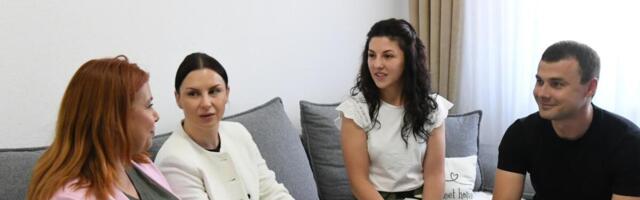 JEDINO ŠTO NAM OSTAJE JE BORBA ZA ISTINU I PRAVDU: Kandidatkinje za poslanice iz Srpske liste obišle srpske porodice u Velikoj Hoči i Orahovcu (FOTO)