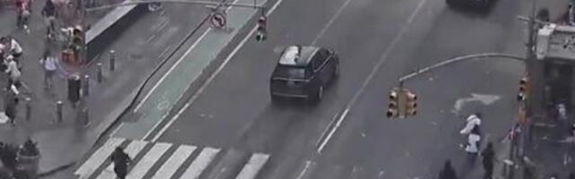 HOROR U NJUJORKU! Muškarcu PREREZAN VRAT nasred ulice, odjekivali rafali - scene sa TAJMS SKVERA UŽASAVAJU! (VIDEO)