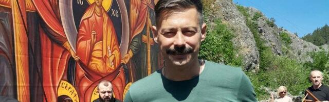 Milan Vasić zapevao u porti manastira u Prizrena: U narodnoj nošnji stao pred vernike