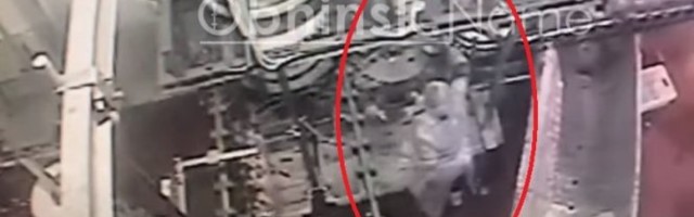 /UZNEMIRUJUĆI VIDEO/ JEZIVA SMRT U FABRICI ŽIVINE! Ženu uvukla mašina za mlevenje mesa, nije joj bilo spasa!