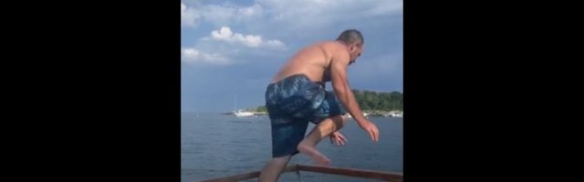 Pripremao se za spektakularan skok u vodu: Puče bruka (VIDEO)