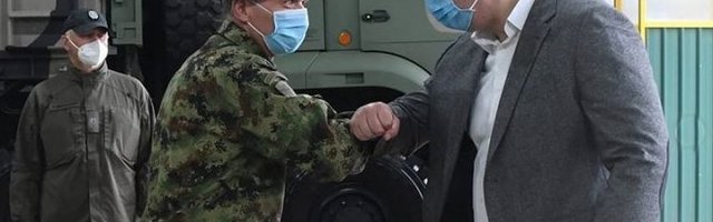 PREDSEDNIKU URUČEN POSEBAN POKLON! Aleksandar Vučić obišao 3. raketni divizon!