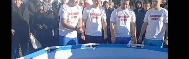 Nakon Bugara i Piroćanaca i Makedonci imaju svoj klip u kom plivaju za Časni krst i naravno da je suvo zlato