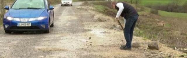 Ima 15 godina i krpi rupe na putu da bi preživeo