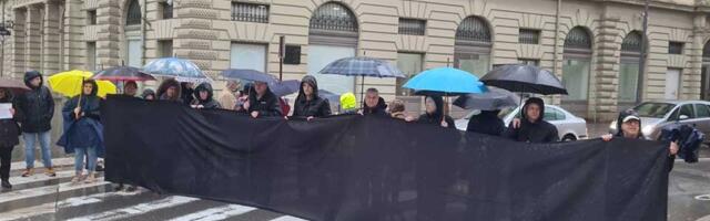 FOTO: I Zrenjanin zastao na 15 minuta, okupljeni poručili da korupcija ubija