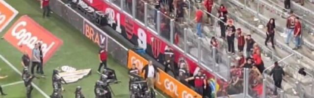 SKANDAL: I policija je morala da interveniše - ogorčeni navijači pravili haos na stadionu! (VIDEO)