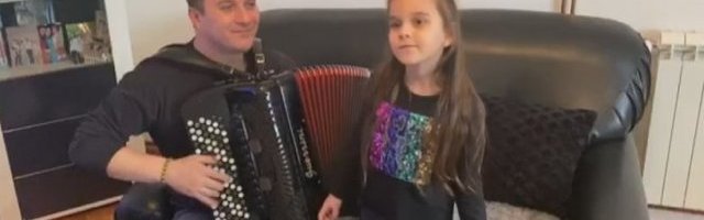 OVO JE NAJVESELIJA KUĆA ZA VREME IZOLACIJE! Malena Darija peva dok tata svira haromoniku (VIDEO)