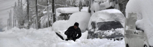 KATAKLIZMA! VANREDNO STANJE OKO SRBIJE, IMA I MRTVIH! Jezivi snimci iz okruženja, bujice i lavine nose i ZATRPAVAJU LJUDE (VIDEO)