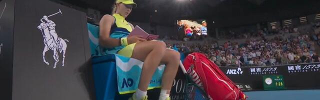 "Puškice" ne koristi samo u školi, već i na terenu: Pogledajte šta Andrejeva radi u pauzi između dva seta