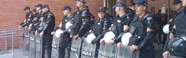 Drama u Novom Sadu: Studenti pokušali da blokiraju Filozofski fakultet, policija intervenisala