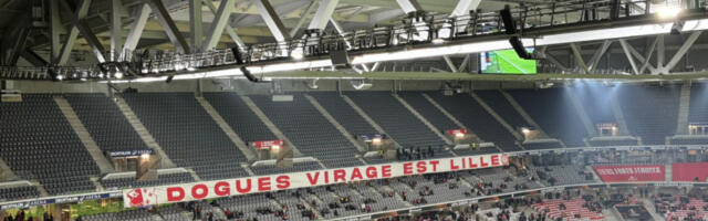 BRAĆO FRANCUZI, HVALA DO NEBA: Pogledajte koju zastavu su navijači Lila istakli pred meč sa Zvezdom! (FOTO)