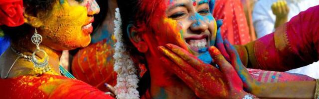 Prolećni festival šarenila i plesa na ulicama Indije