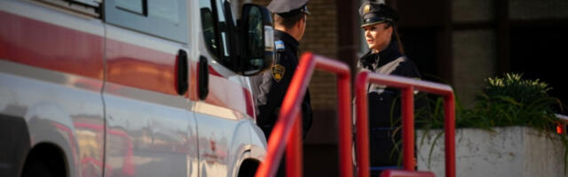 Маскирана група напала возача и запалила возило