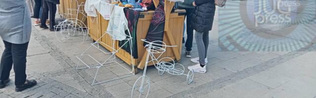 Humanitarna izložba Škole „11. oktobar“ na gradskom trgu