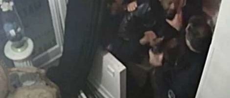 Policajci koji su pretukli francuskog producenta ostaju u pritvoru