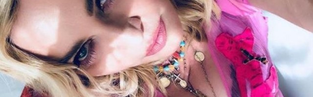 PEVAČICA SMUVALA PILETINU! Stariji je samo 6 GODINA od njenog SINA! Može MAJKA da mu bude! /FOTO/