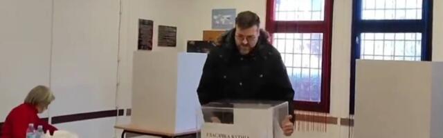 Politika u Srbiji nastavlja da bude cirkus - Srđan Nogo je slomio glasačku kutiju na svom izbornom mestu
