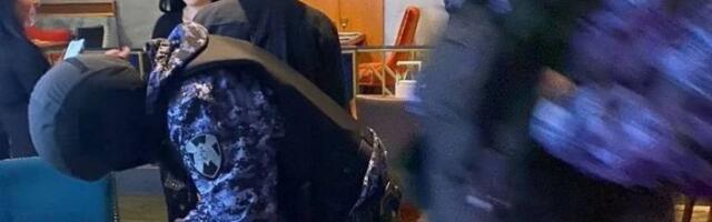 HAPSILI IH NA DETETOVE OČI, DRŽALI IH NA ZEMLJI SAT VREMENA:  Paru u Rusiji stavili lisice na ruke zbog ANTIRATNIH opaski!