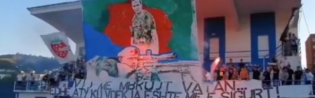 MORBIDNI NAVIJAČI TIRANE Zastava velike Albanije, vojnik OVK i presečena jagoda aludirajući na smrt Marka Ivkovića (VIDEO)