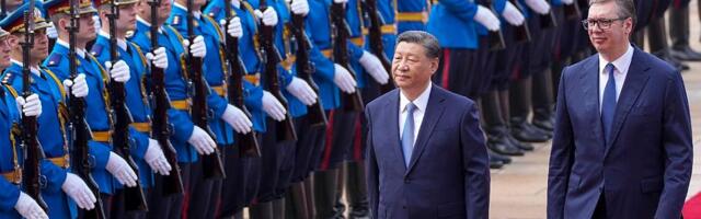 VIDEO Svečano dočekan kineski predsednik: Crveni tepih, plotuni, "spontano okupljeni" građani...