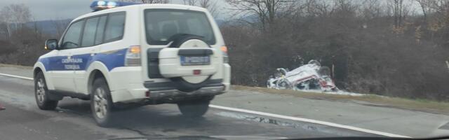 9 vatrogasaca-spasilaca seklo vozila da izvuku putnike: Ima mtvih u nesreći na magistrali Kragujevac - Batočin