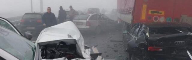 VOZILA SMRSKANA, AUTOMOBIL ZAGLAVLJEN ISPOD KAMIONA! Težak lančani sudar kod tunela Munjino brdo! (VIDEO)