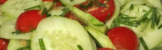 Srbi obožavaju da stavljaju ovu namirnicu u salatu, a to je ogromna greška: Niste svesni šta tako unosite u telo!