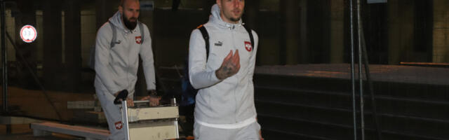 OVO JE SVIMA PROMAKLO: Evo u čemu je Sergej došao u Pazovu - na ruci nosi GARSONJERU u Beogradu! (FOTO)