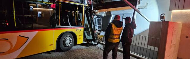 Bizarna nesreća u Švajcarskoj: Autobus bez vozača uleteo u banku