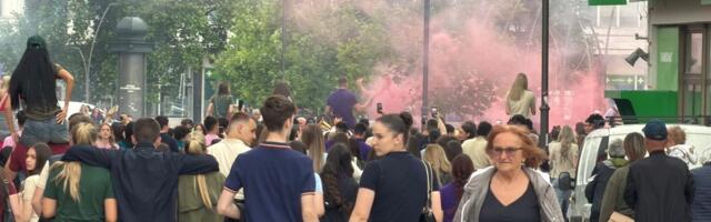Haos na ulicama Čačka, grme trube, maturanti zapalili grad: Gimnazijalci sjajnom žurkom proslavili kraj škole