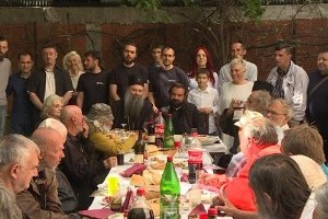 Патријарх Порфирије на Васкрс ручао са бескућницима и обишао болесне малишане у Тиршовој