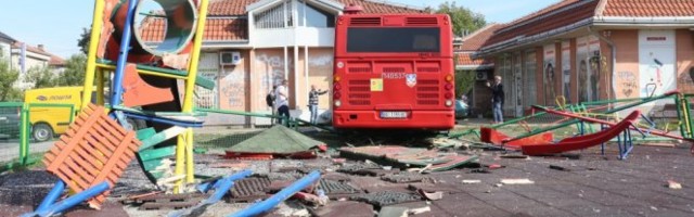 VOZAČ AUTOBUSA KOJI JE ULETEO U PARK U ZEMUNU OČAJAN! Teško mu je zbog deteta, neprestano plače! Advokat ulaže žalbu na pritvor
