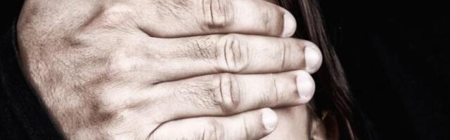 MALOLETNICU NAGOVARAO DA IMAJU ODNOS! Dodirivao je po telu... Ovako je pedofil napastvovao tinejdžerku