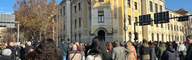 „Sugrađani, ne ostavljajte nas na milost i nemilost režimu“ – poručio srednjoškolac na protestu u Nišu