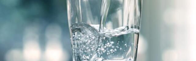 Ne pijete dovoljno vode? Ovih 7 trikova pomoći će vam da konačno promenite naviku