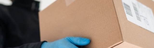 Mladić je putem interneta naručio jeftin iPhone, ali ono što mu je stiglo u paketu je zbunilo sve njegove ukućane!